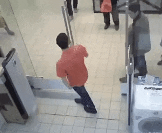 搞笑gif: 有哪个妹纸能够拒绝这样的花!