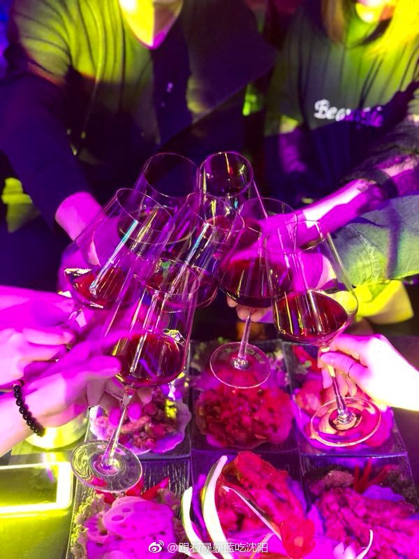 不喝酒不吃夜宵不跟着音乐一起摇摆,你年轻个什么劲儿