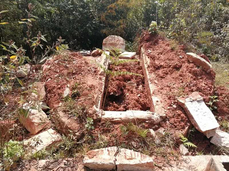 私自雇人把姜某位于宁洱县观音山寺附近山上的墓地挖开,将姜某的尸骨