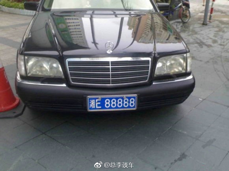 20年前开奔驰S320，车牌88888，如今开3万多元的宝骏310，网友出招