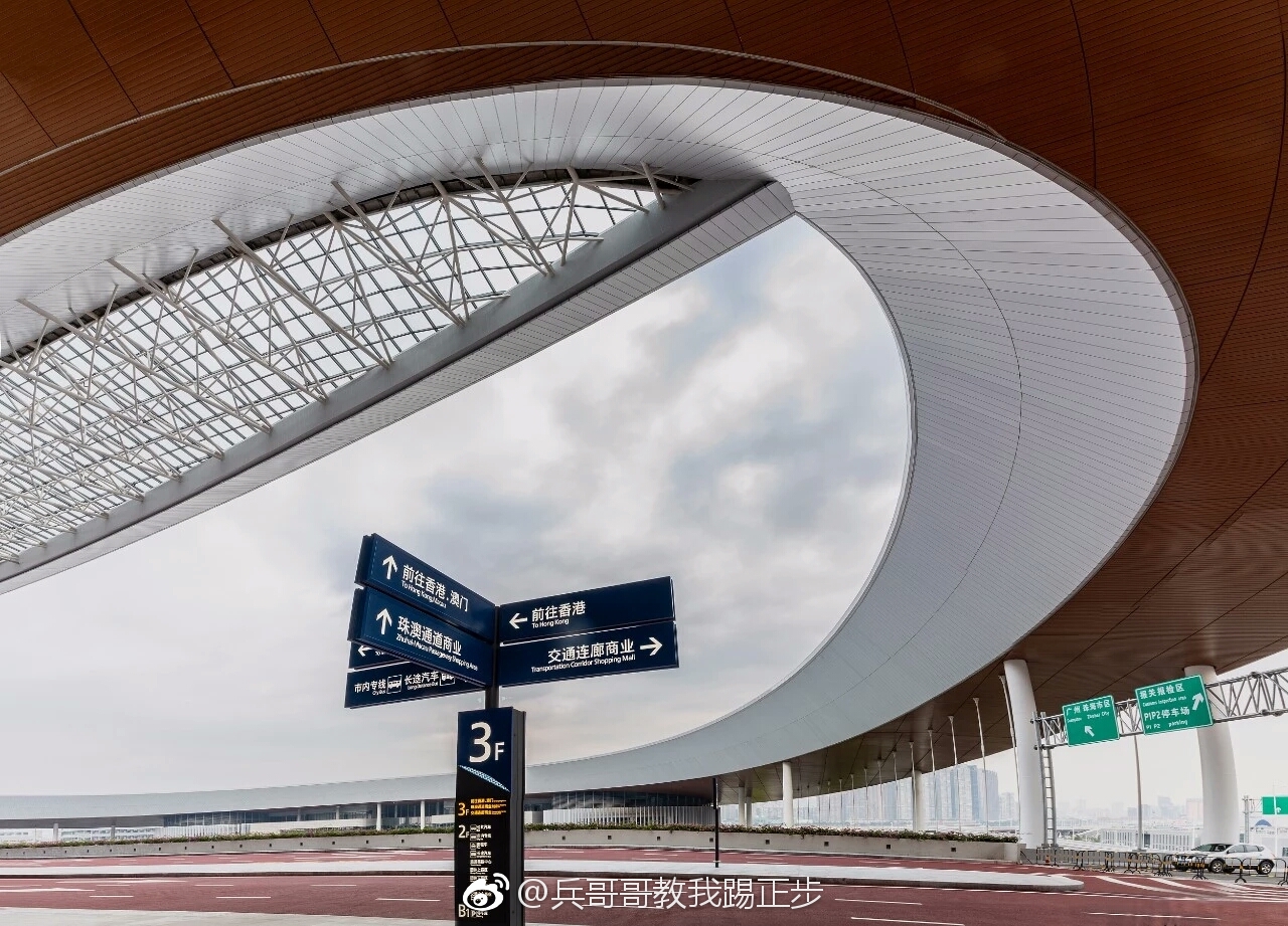 港珠澳大桥跨越伶仃洋东接香港 西接广东珠海