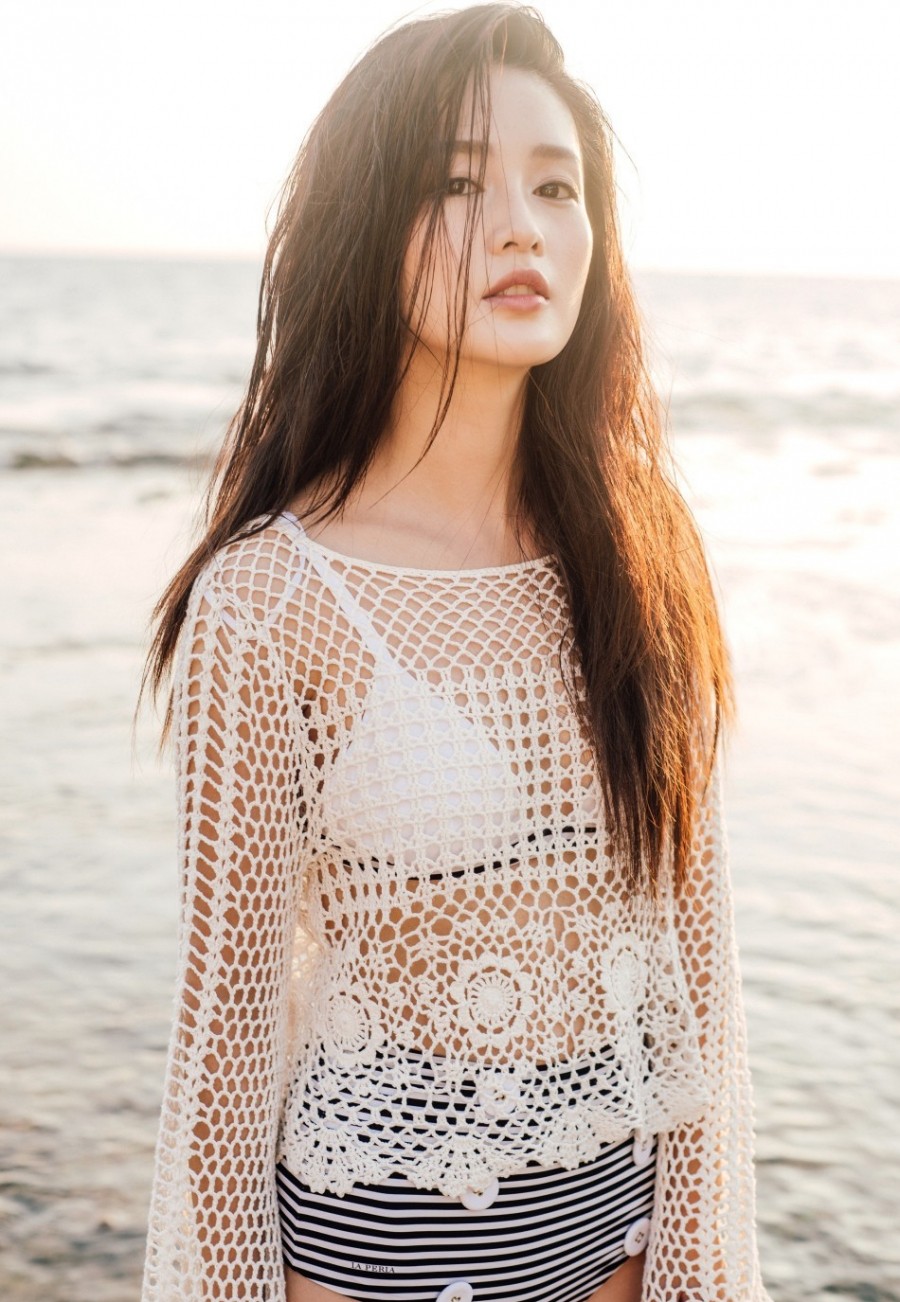 李沁海边写真小露性感镂空比基尼外搭身着罩性感拍v性感视频牛仔裤街图片