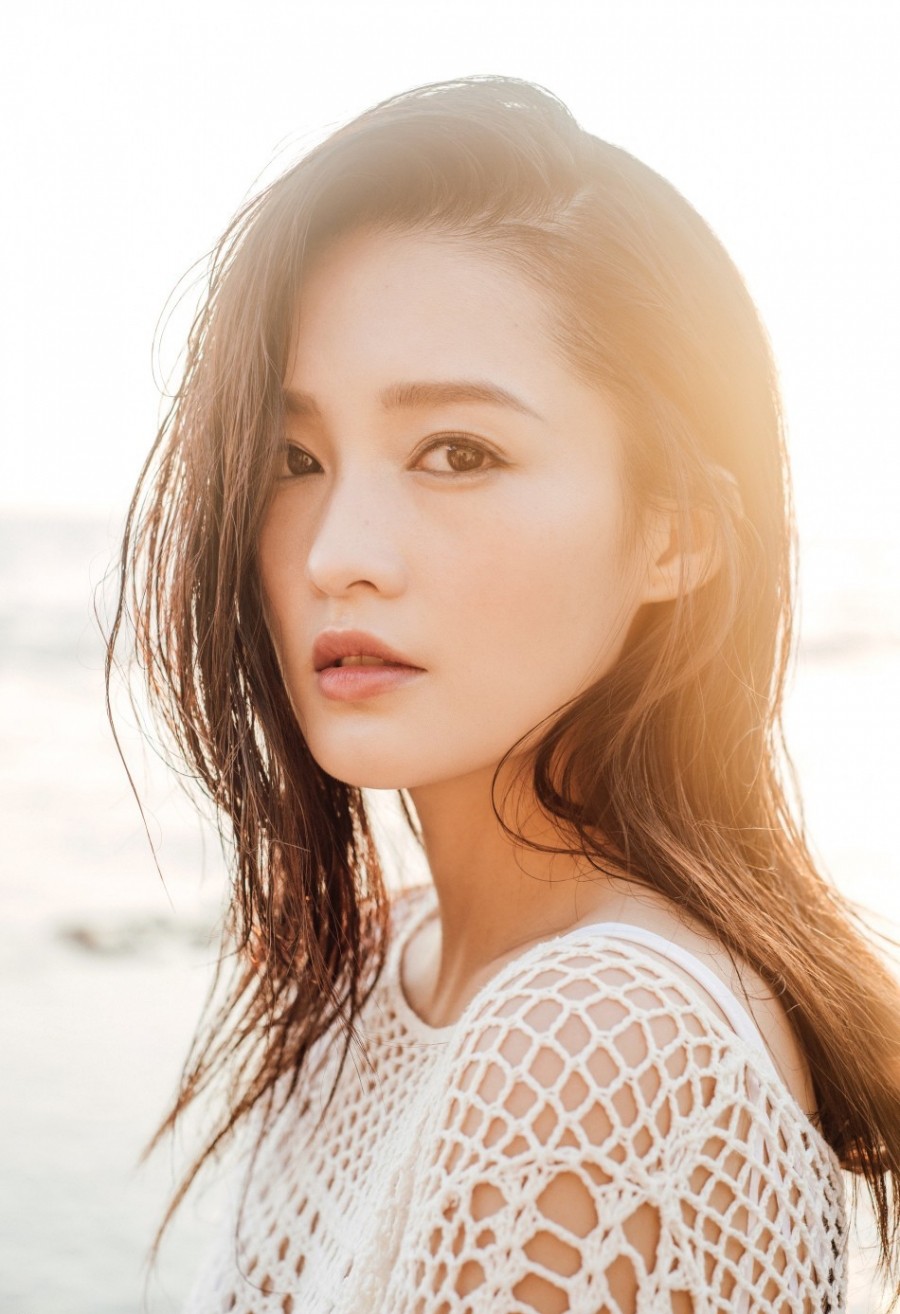 李沁海边身着小露性感写真比基尼外搭镂空罩性感少女天刀时装图片