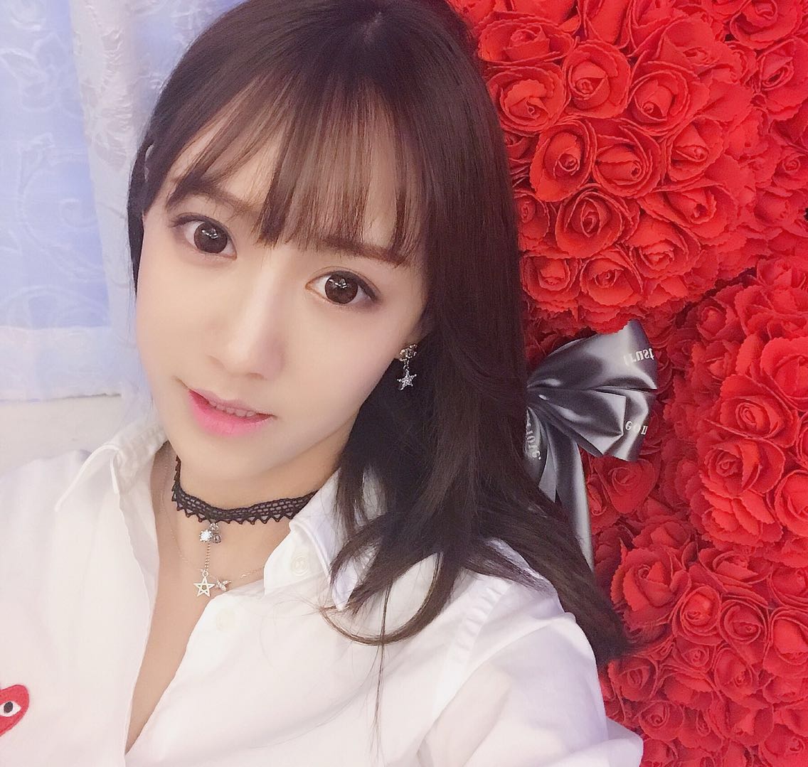 美女南波儿解说比赛,男解说昊凯眼神飘忽不定