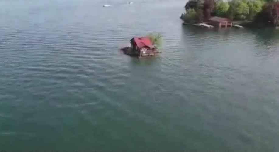 世界上最小的岛,只能容纳一栋房子一棵树,却吸