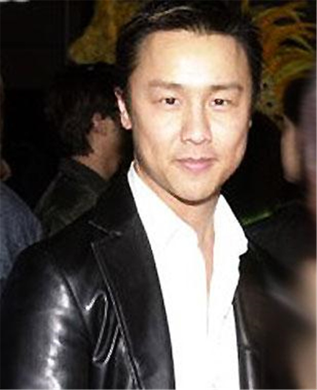 歌红人不红,风流不输谢贤,曾背叛妻子3次,今开法拉利成这般!