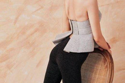 继葛优躺,碧瑶坐,亚洲蹲之后,如今这位明星的蝴蝶臀又走红了!