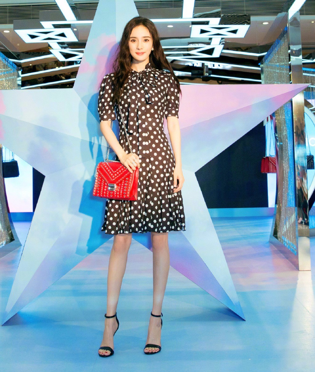 杨幂穿波点连衣裙亮相活动皮肤白皙面带微笑,