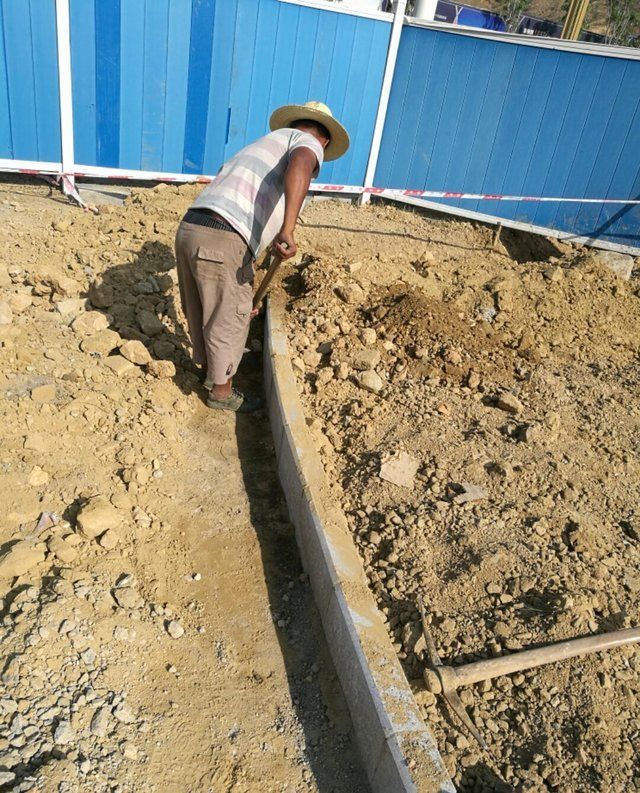 年轻小伙在工地干了一个月的苦力,工头发工钱