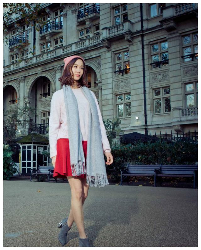 就是任性?张钧宁身穿黑裙,胸前却是一条黑带,