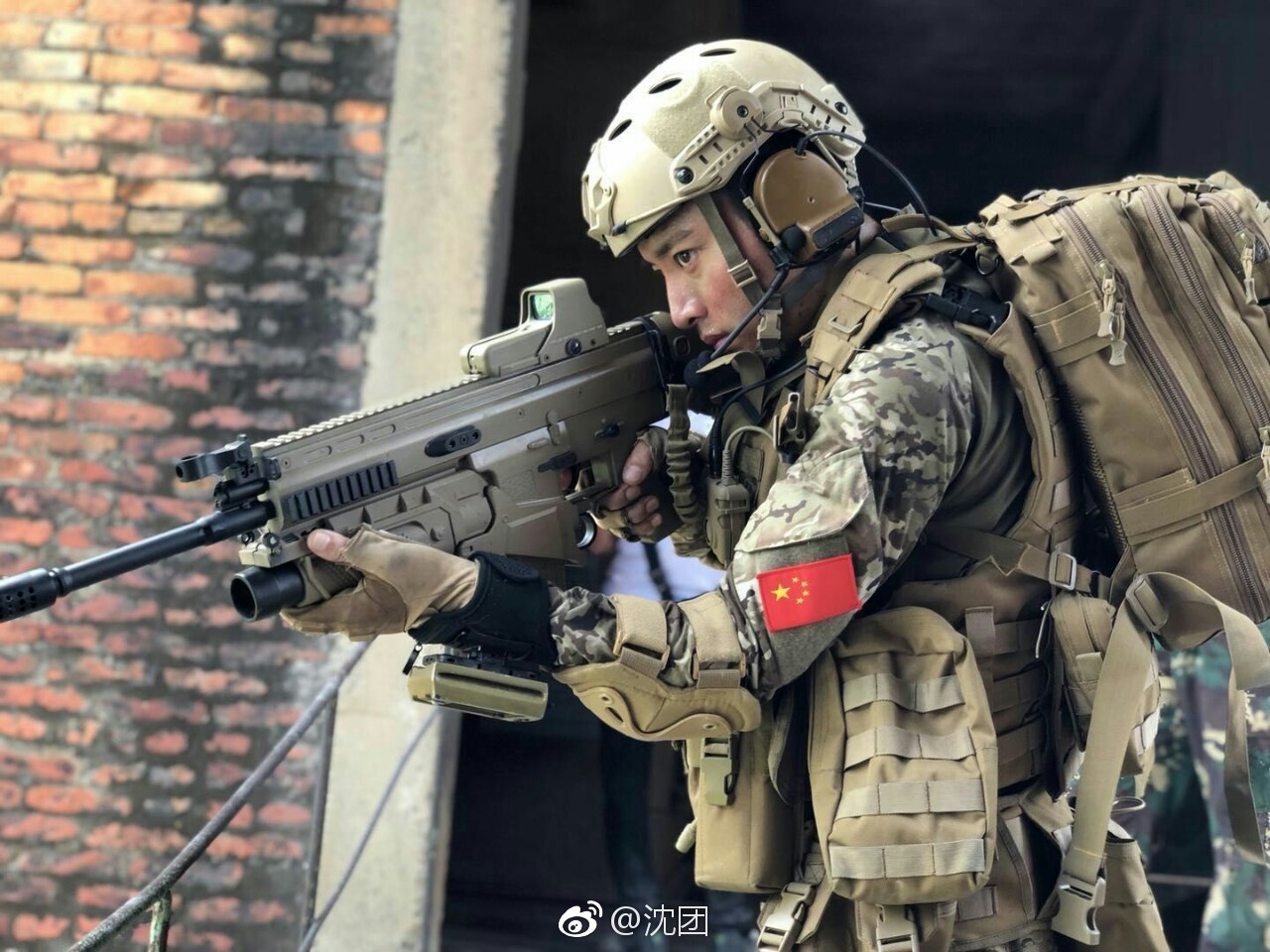 看到贾乃亮出席新剧《伞兵魂》发布会的照片，身穿军装十分精神