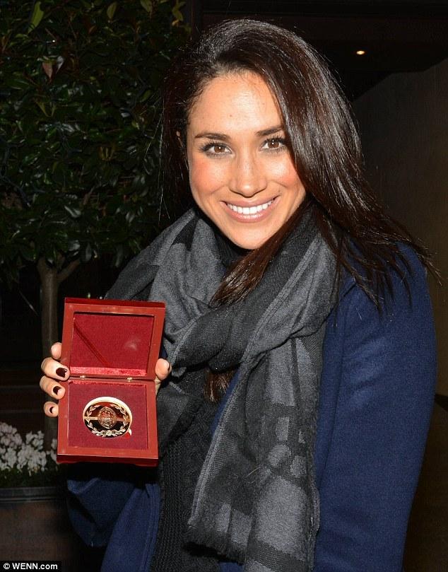 上次梅根穿着牛仔裤来到这里,5年后梅根穿套装