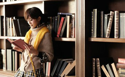 据调查显示,日本大多数学生每天不看书,年轻人
