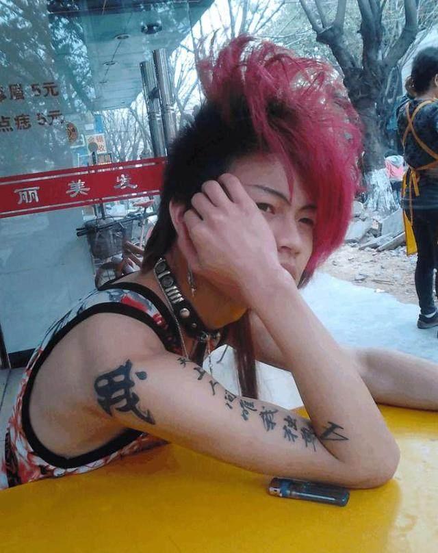 曾经的杀马特创始人 最红时粉丝5000万 现在做发型师