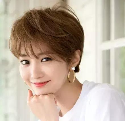 脸大的女生怎么化妆,什么发型最显脸小?