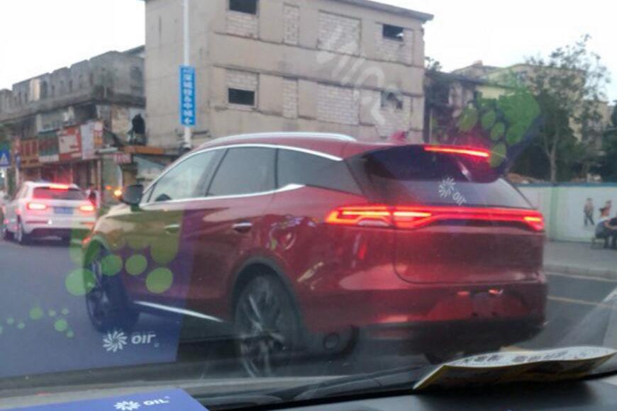 路上被唐二代“无情”超车，气势逼人，隔壁的宝马5系都被比下去