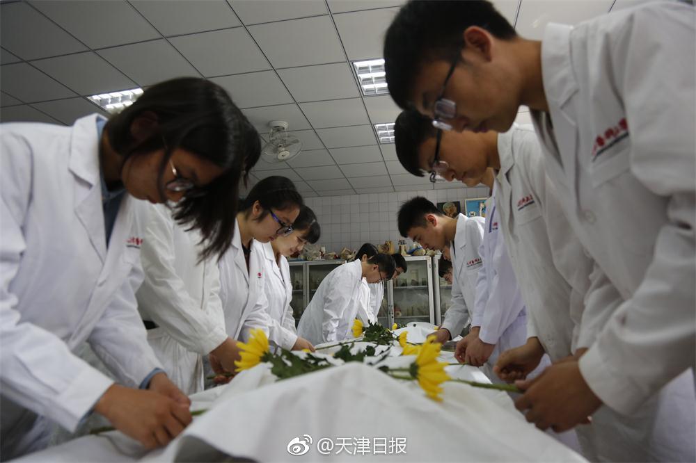 致敬“大体老师”医学生“成医礼”