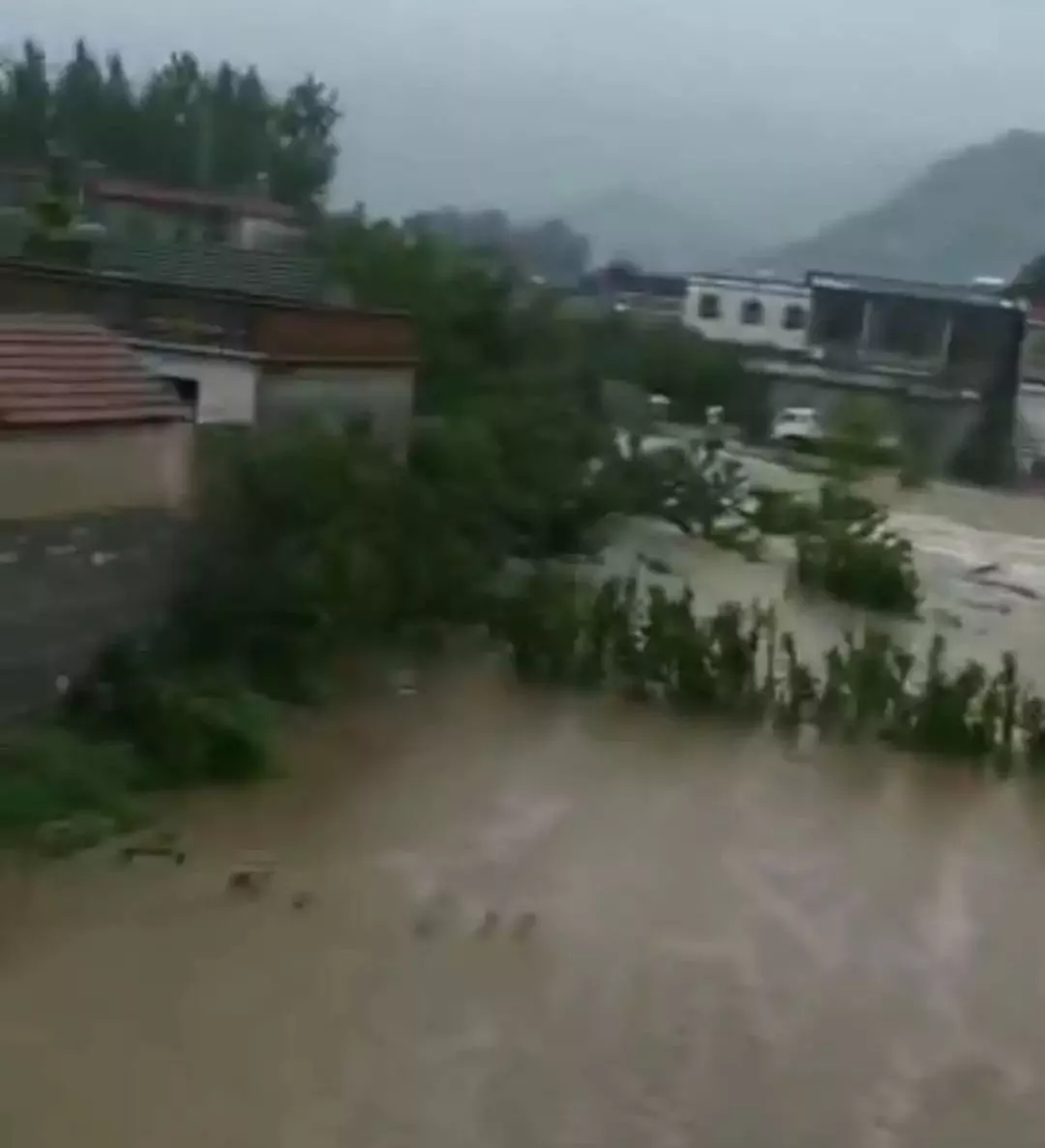 祈福!泰安400余人投入天宝镇山洪救灾!向救援