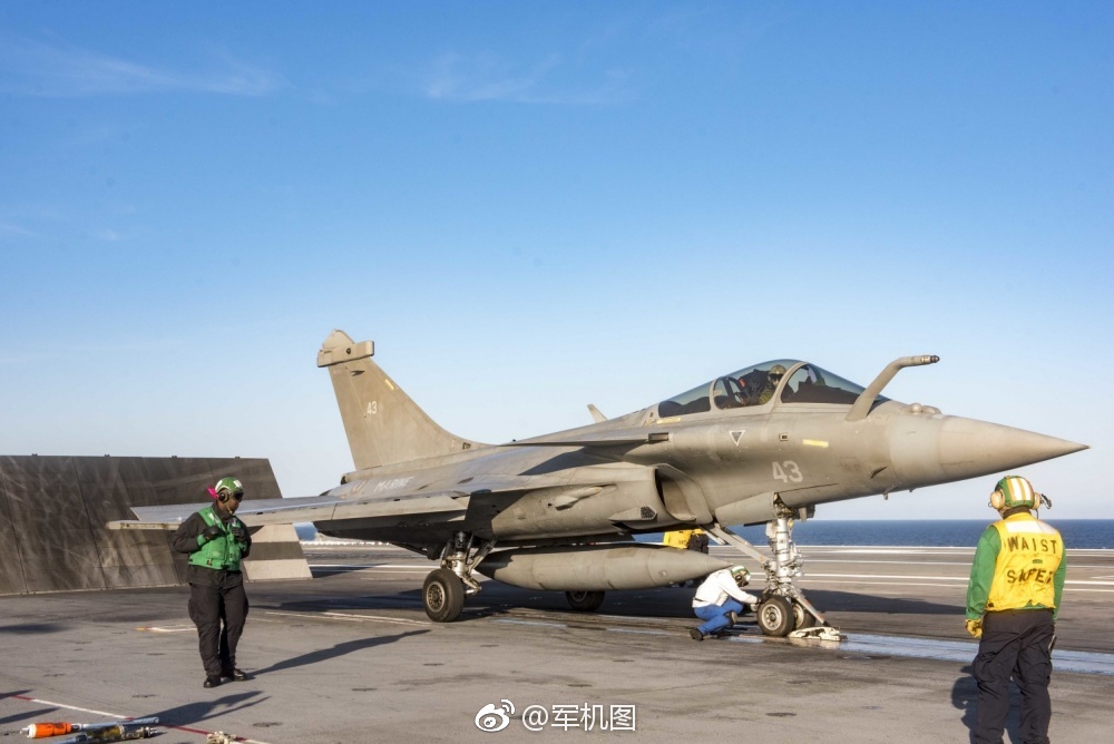 法国海军航空兵"阵风"舰载机在美军"乔治·布什"号航母上训练(图