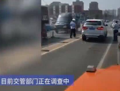 北京交警依法查车,奥迪跑车有钱任性调头撞飞