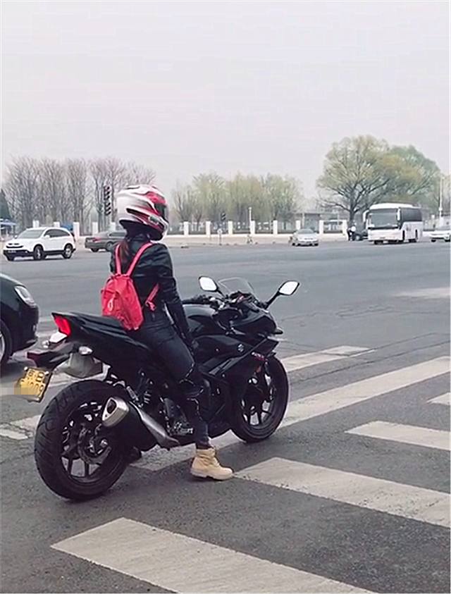 北京街头偶遇一辆3万的摩托车,看到车主时,恨不得上去