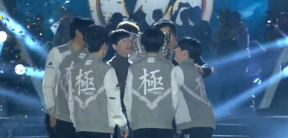 IG夺冠王思聪吃热狗的照片火了,王校长赛后求