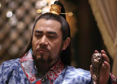 她亲手将嘉靖皇帝扶上位，嘉靖不仅怠慢她，还杀了她两个弟弟！