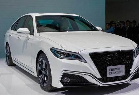 新一代皇冠来了，改走运动范，四排气管帅炸，奥迪A6紧张了吗？