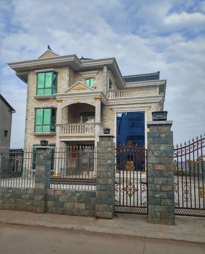 第一套:江苏农村40万土建三层别墅