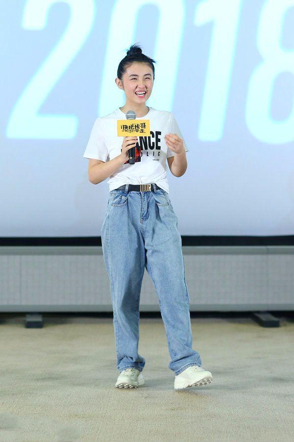 张子枫M码裤子提到腰,网友:腿再长一点就