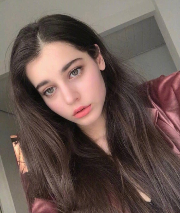 俄罗斯模特Katya Chertykova被这个高级脸迷到