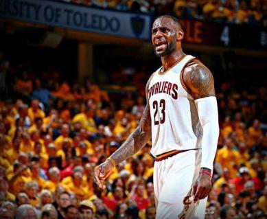 詹姆斯生涯首场季后赛有多恐怖?1分钟都不休