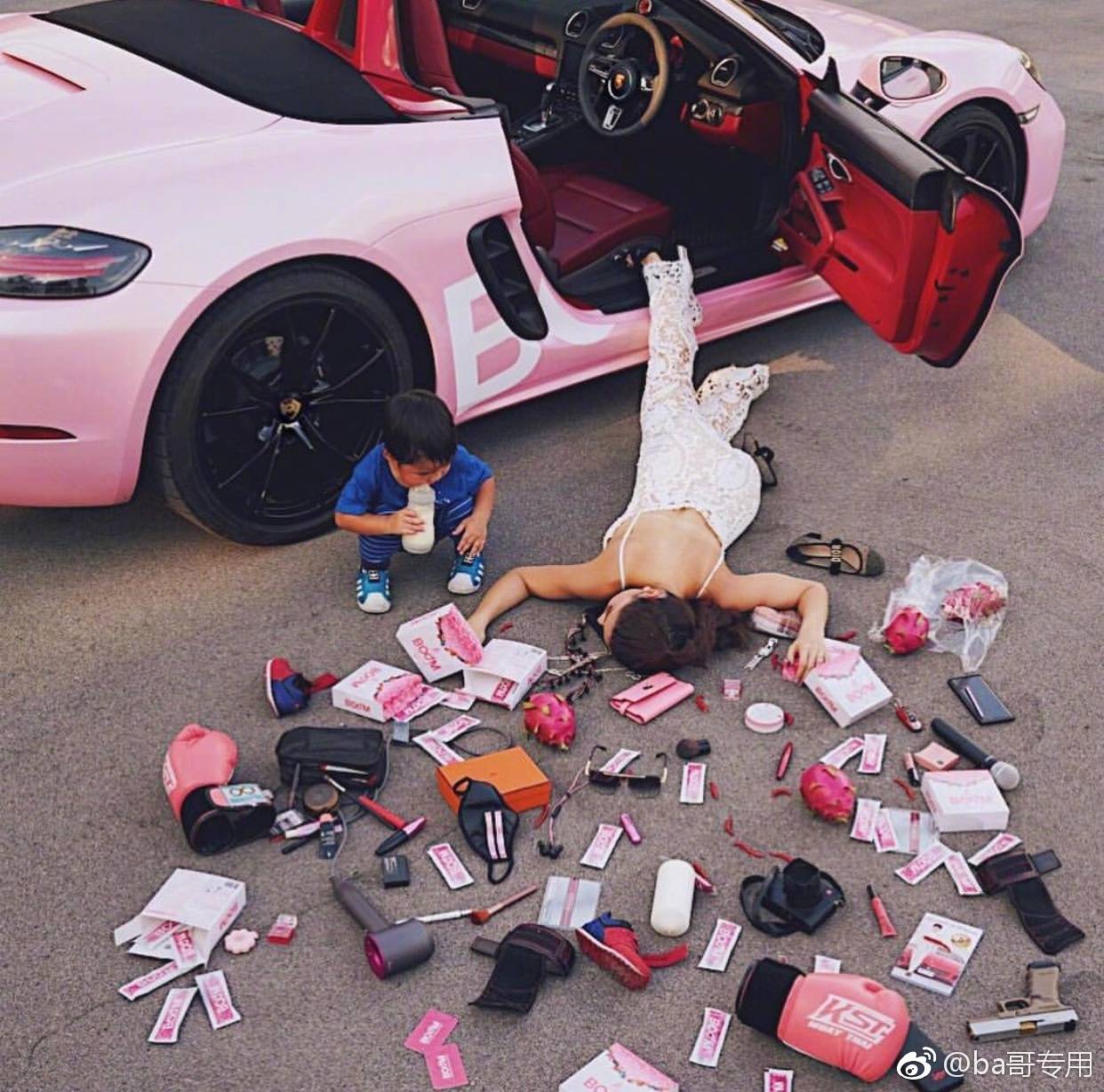 最近ins的一群网红在做炫富挑战，用从车上摔跤的姿态发一张照片