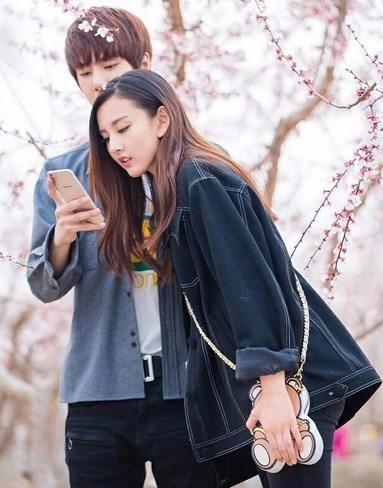 王一博孟美崎昔日亲密照流出，网友:宋祖儿怎么办?