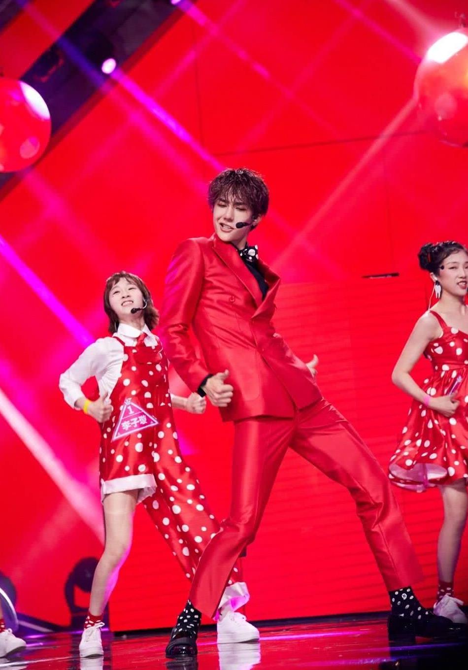 肖战王一博暴露癖好, 网友: 冲着女孩们去却爱上了王一博