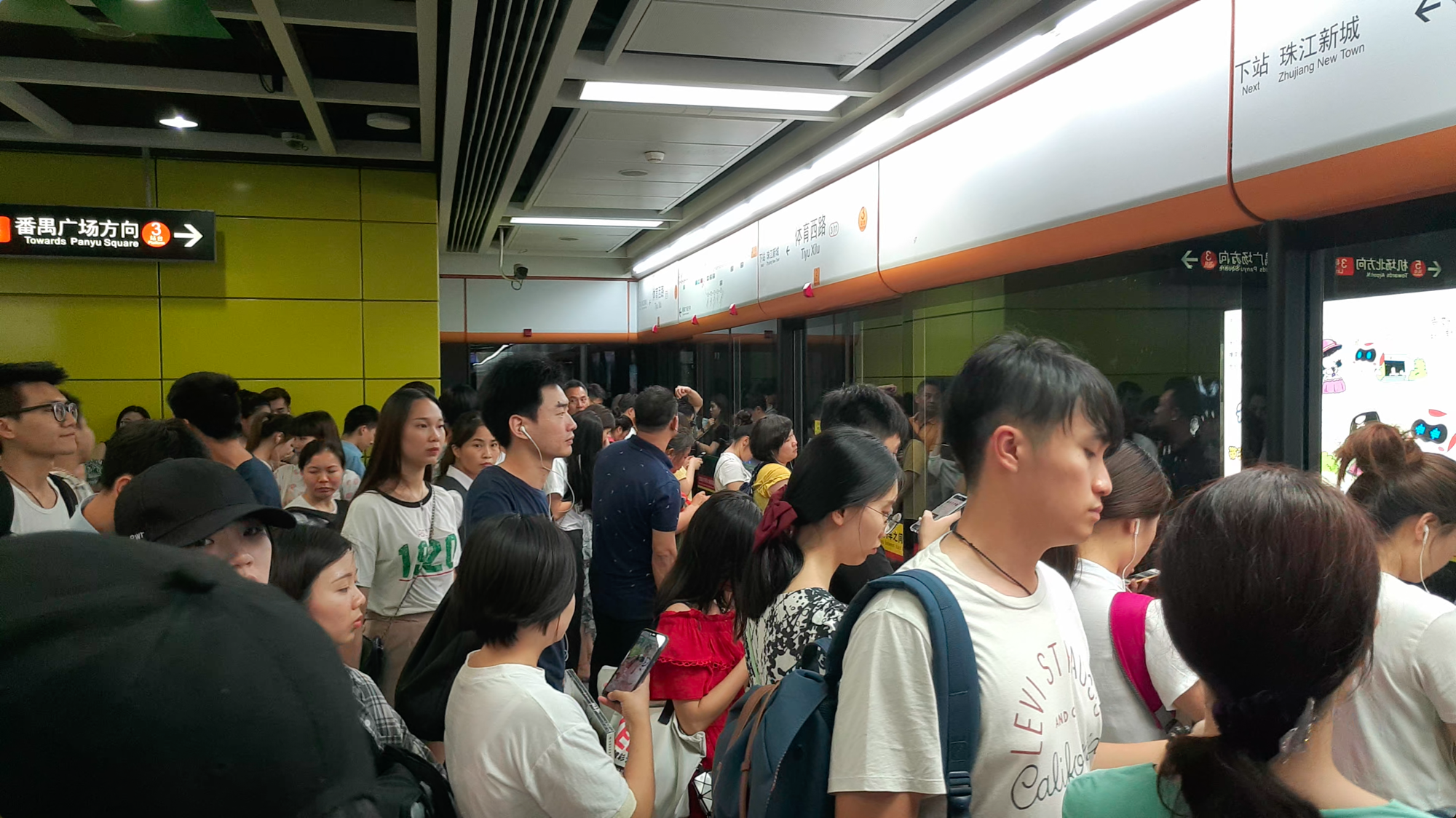 广东广州:实拍广州市最拥挤的地铁线路,简直是"人山人海"!