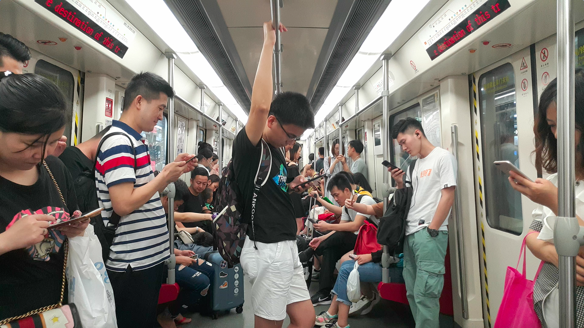 广东广州:实拍广州市最拥挤的地铁线路,简直是"人山人海"!