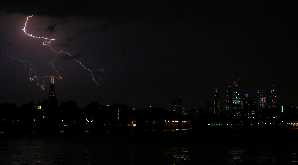 伦敦遭遇雷雨天气城市上空电闪雷鸣