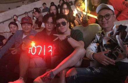 王栎鑫做近视眼手术戴墨镜看兄弟魏晨演唱会,