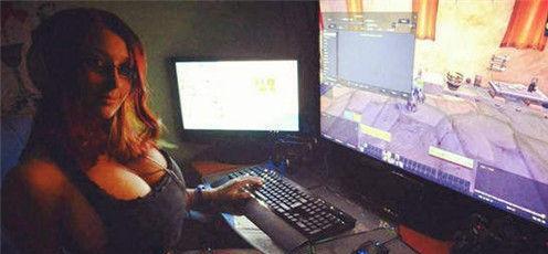 怕怕! 这个游戏女主播太胸了!