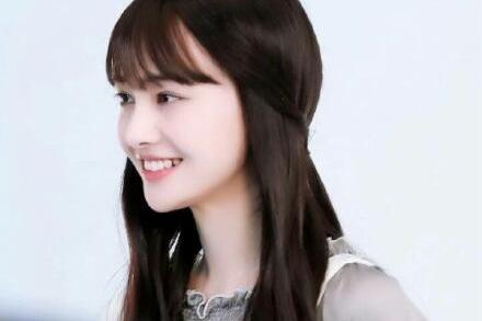 戴佩妮演唱会笑场,掐着大腿把歌曲唱完,网友:这