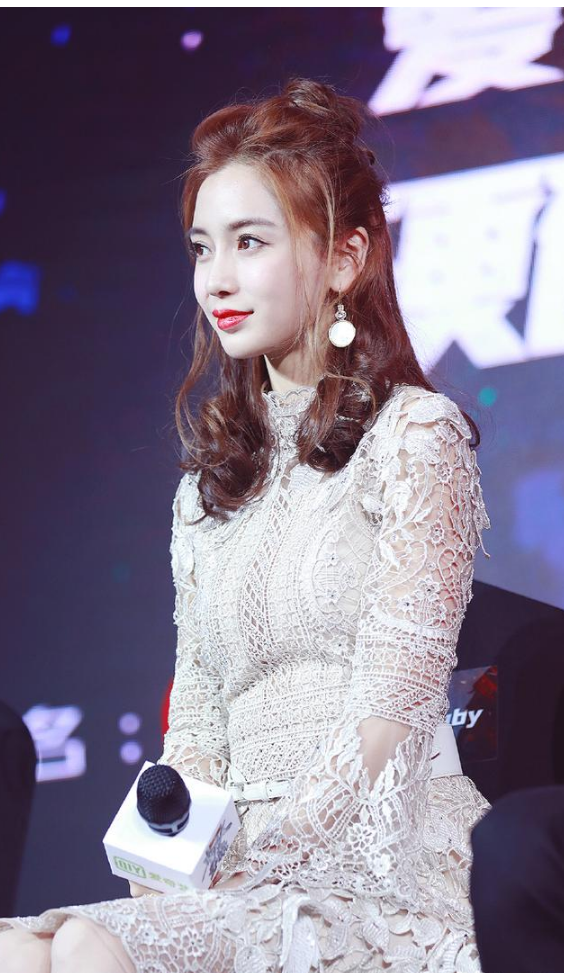 angelababy节目,angelababy angelababy身穿白色蕾丝长裙亮相综艺节目 扎着半丸子