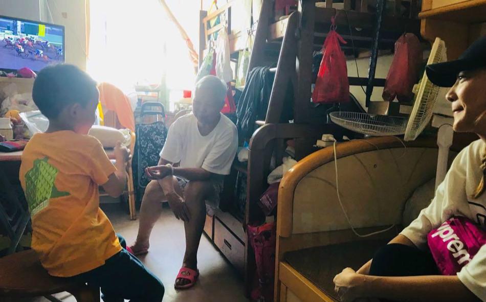 Jasper与妈妈应采儿看望老人，徒手提米袋变成小男子汉了