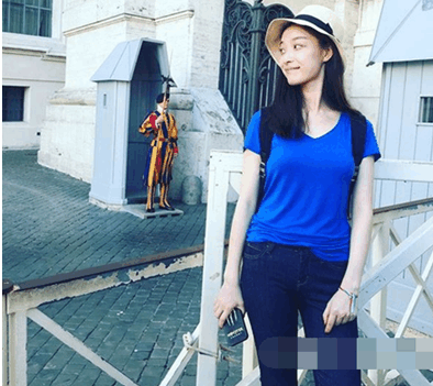 倪妮机场花边毛衣超吸睛! 可是穿上垮裤后的大