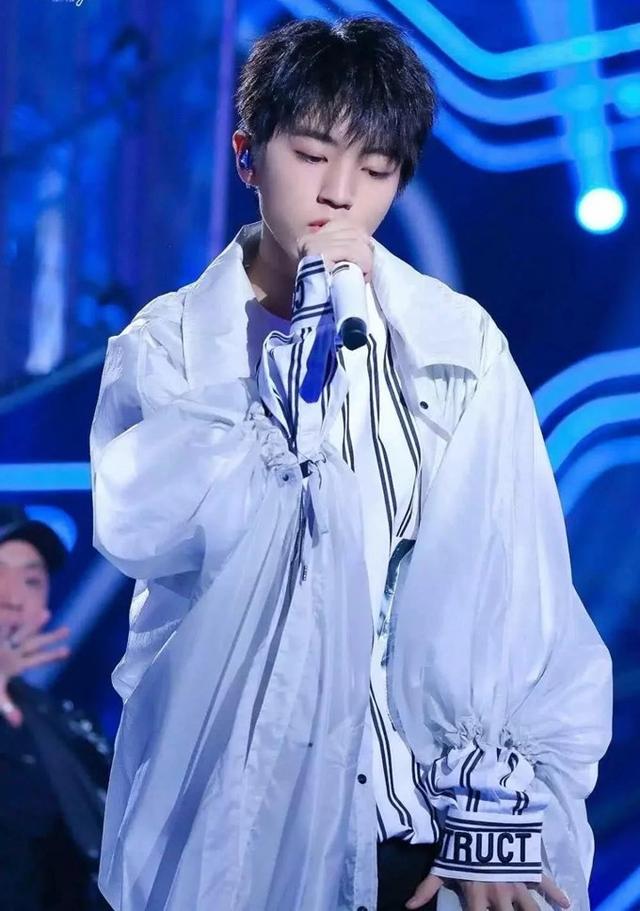 王俊凯,易烊千玺塑料外套也能穿的这么帅,网友:我穿就是雨衣