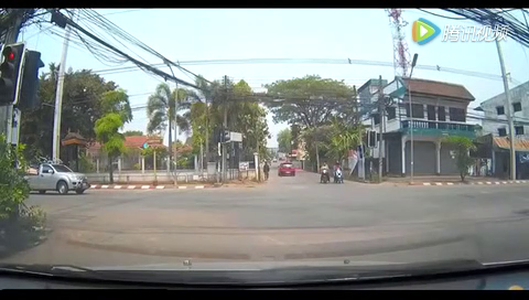 电动车怎么敢这样过马路，惨遭大客车无情撞飞