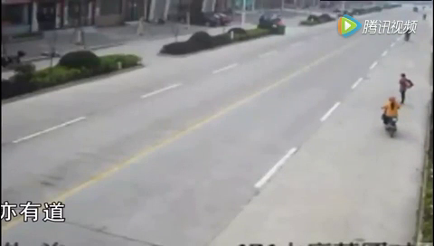 电动车和大货车依抢道，没想到自以为是的丢了命！