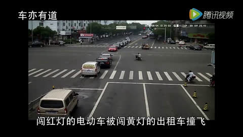 3辆电动车同时闯红灯，而他的结局令人惋惜  ​