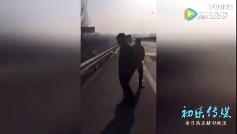 实拍迈腾上高速被削成敞篷车 司机命大毫发无损