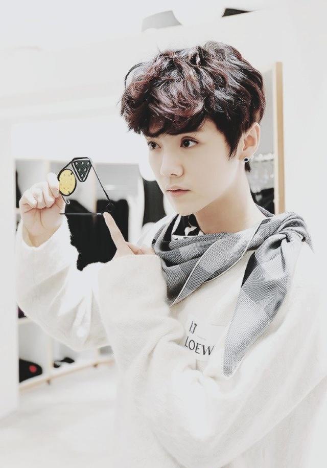 微博粉丝排行榜, 鹿晗前十五都没进, 怎么回事?